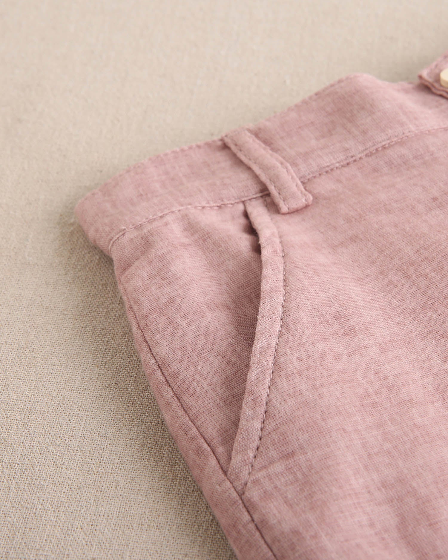 Bermuda de niño color rosa palo lavado