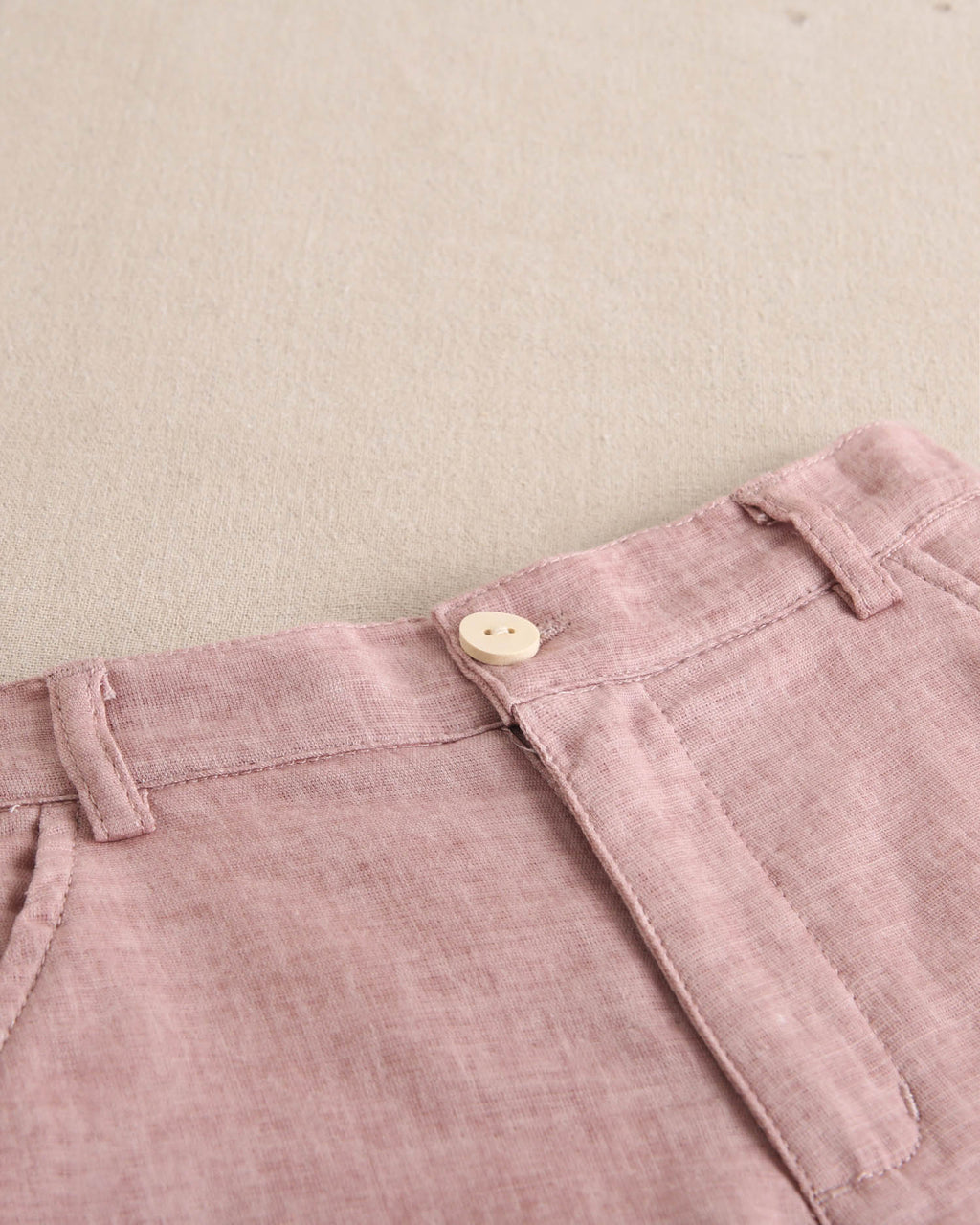 Bermuda de niño color rosa palo lavado