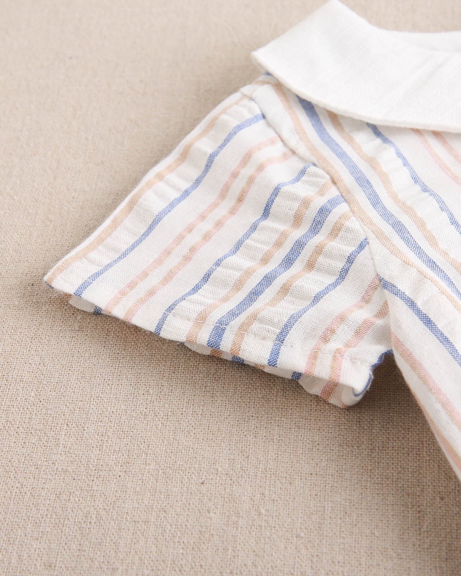 Ranita bebé niño rayas mostaza, azul y cuello blanco