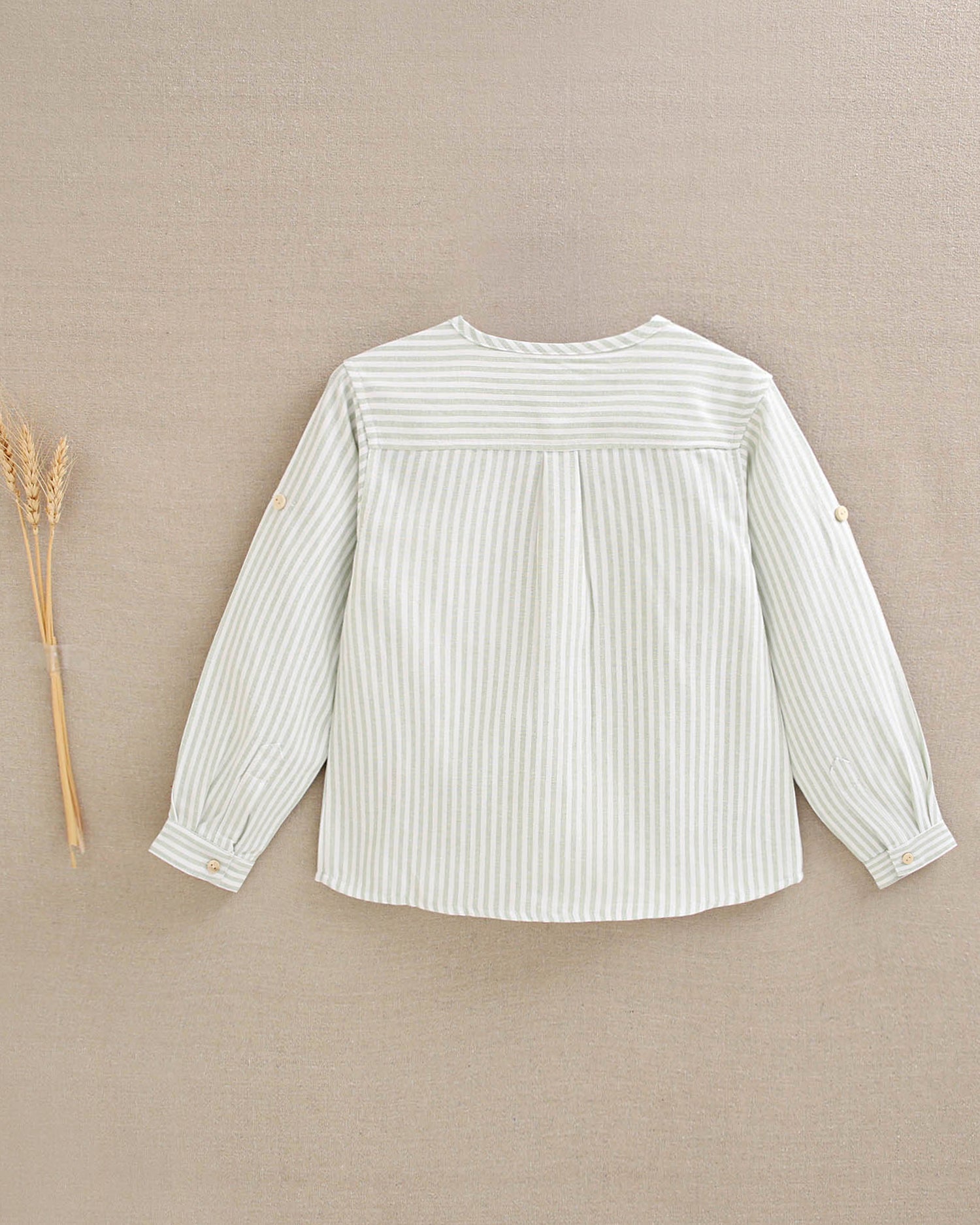 Camisa niño de rayas verde pastel y blanco, con cuello mao
