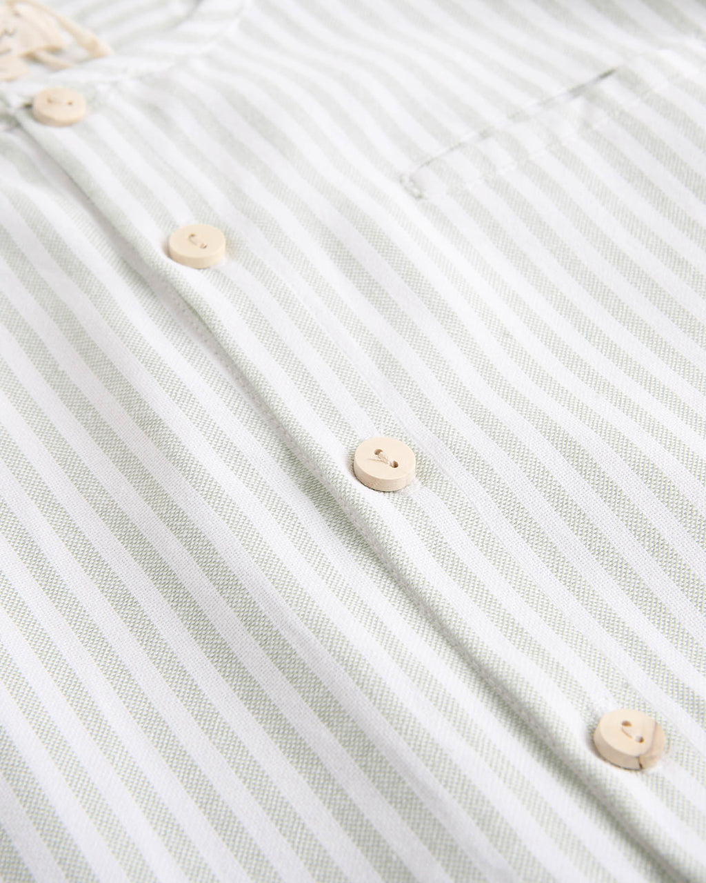 Camisa niño de rayas verde pastel y blanco, con cuello mao