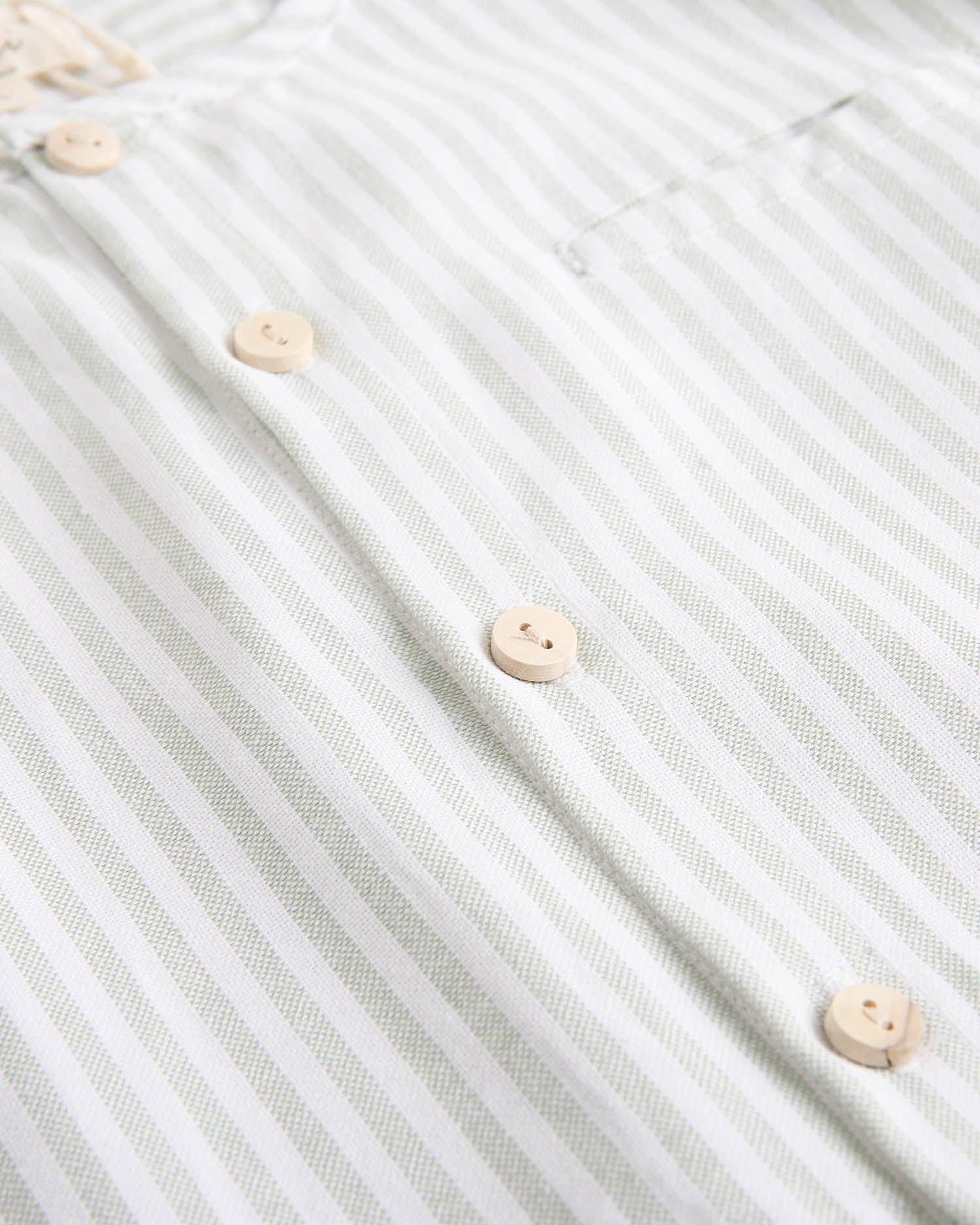 Camisa niño de rayas verde pastel y blanco, con cuello mao