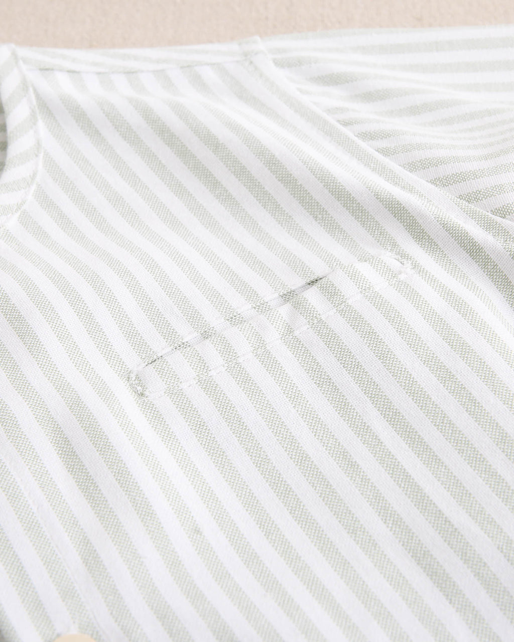 Camisa niño de rayas verde pastel y blanco, con cuello mao