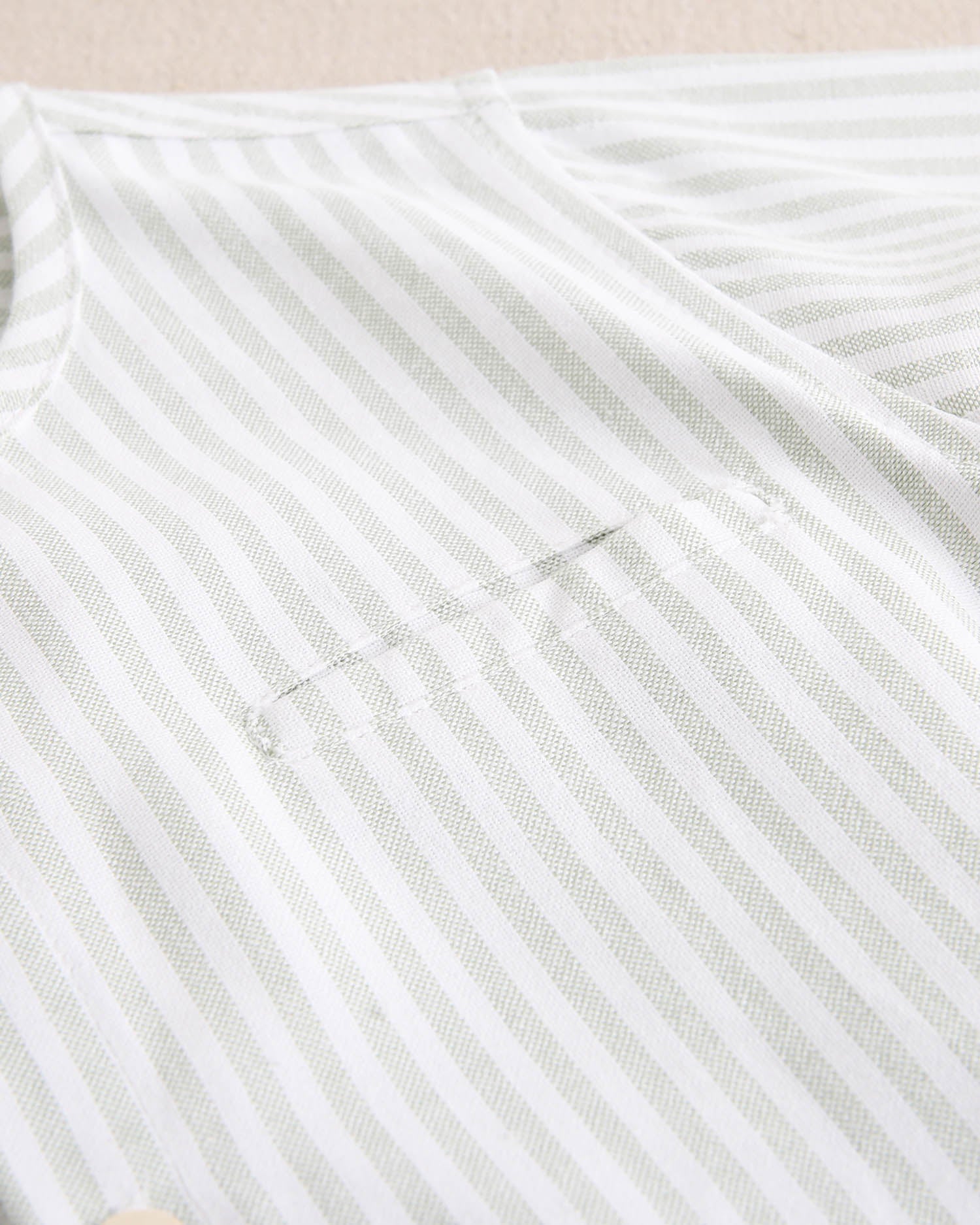 Camisa niño de rayas verde pastel y blanco, con cuello mao