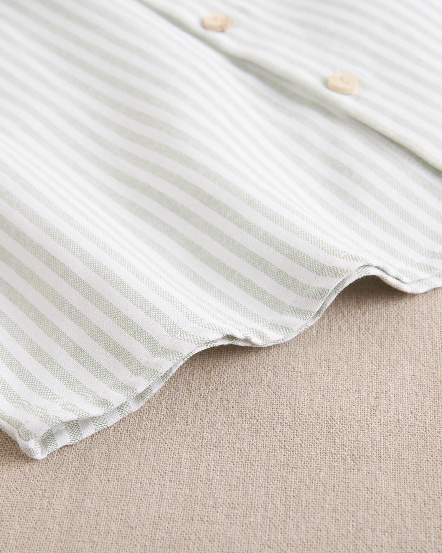 Camisa niño de rayas verde pastel y blanco, con cuello mao