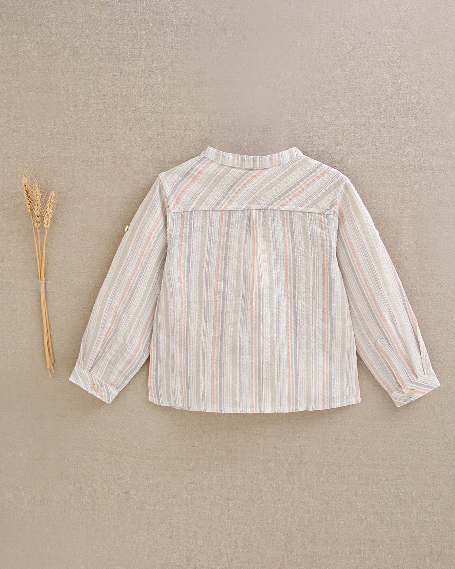 Camisa niño de rayas naranja, gris y verde, con cuello mao