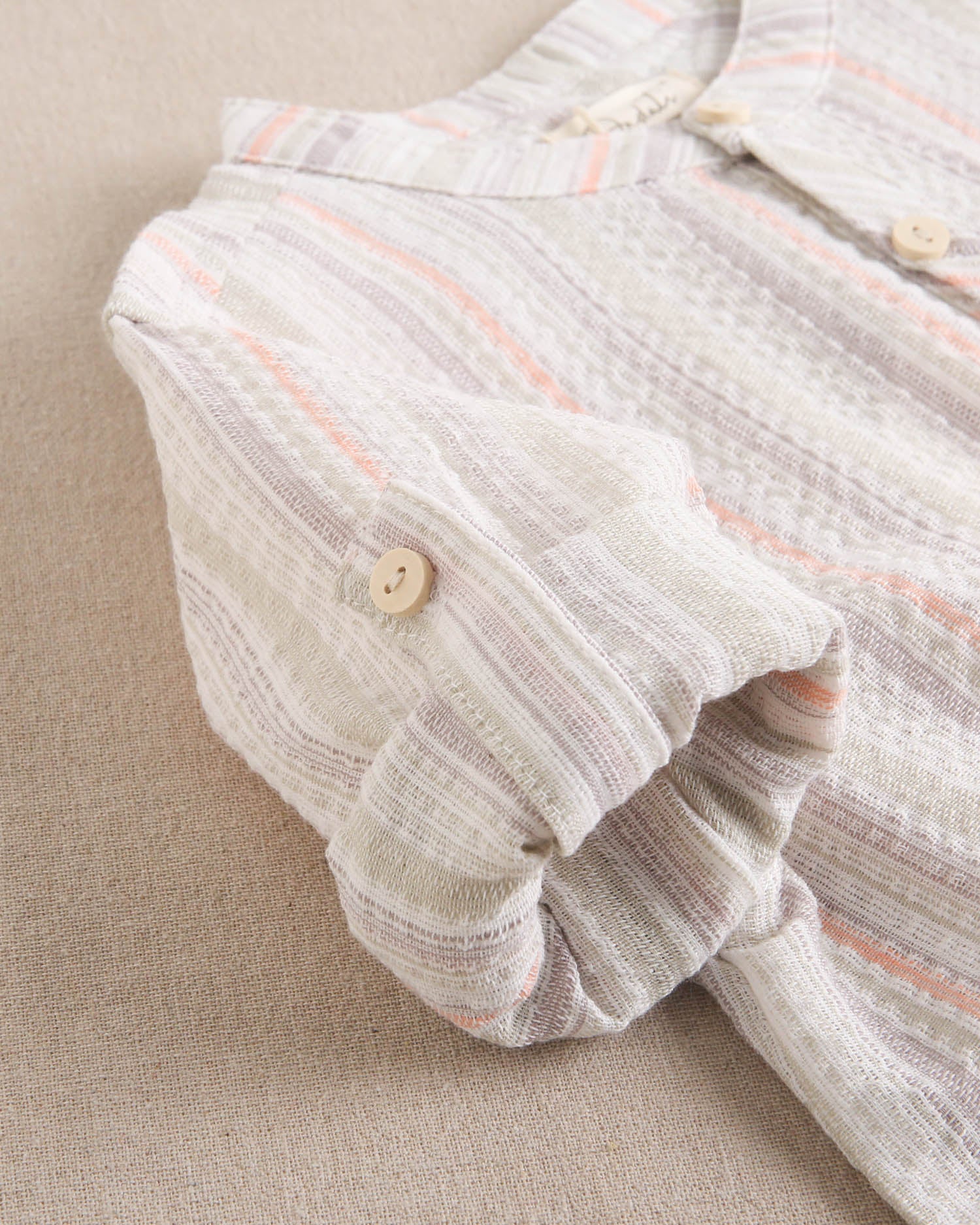 Camisa niño de rayas naranja, gris y verde, con cuello mao