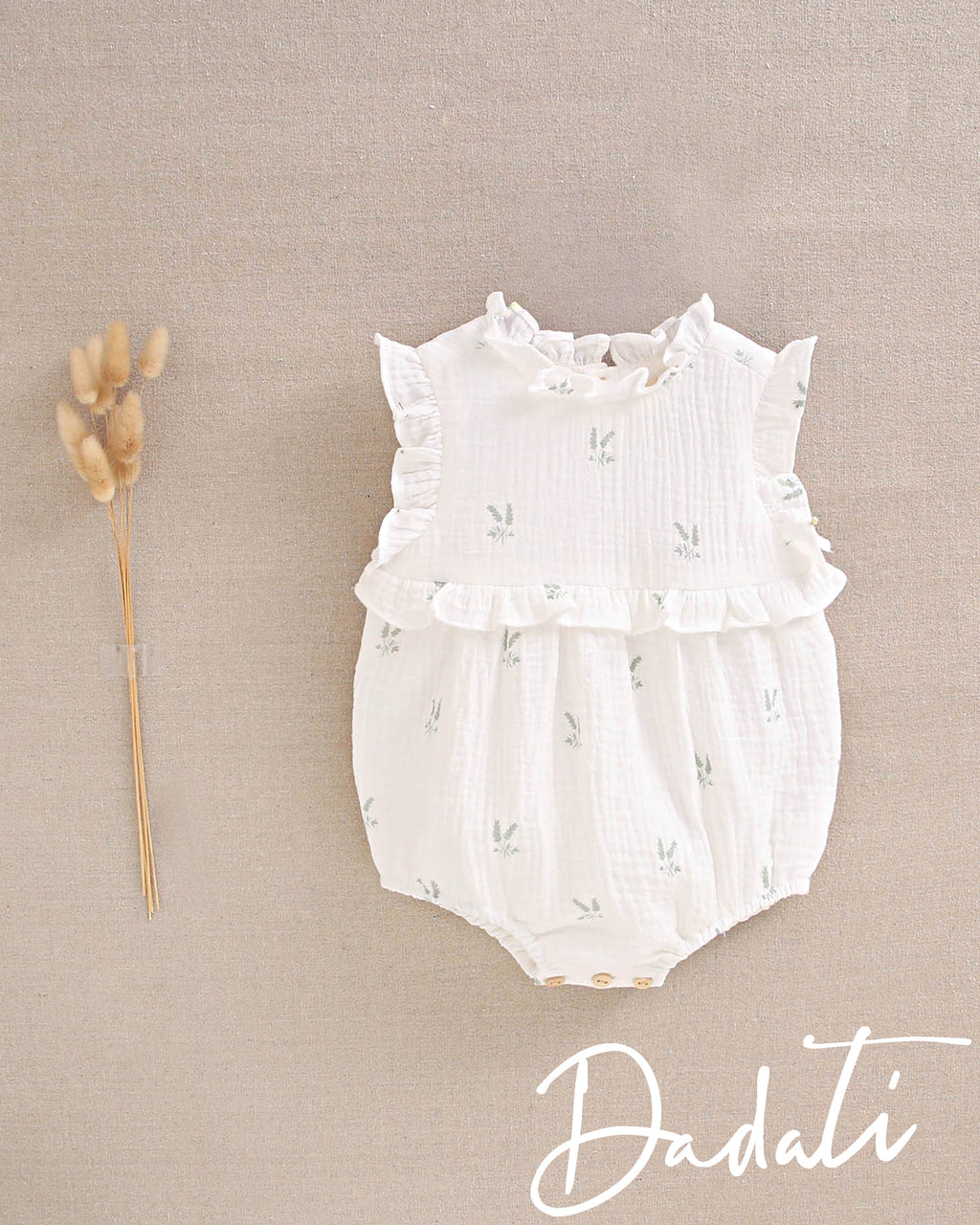 Ranita bebé niña blanca con flores verdes