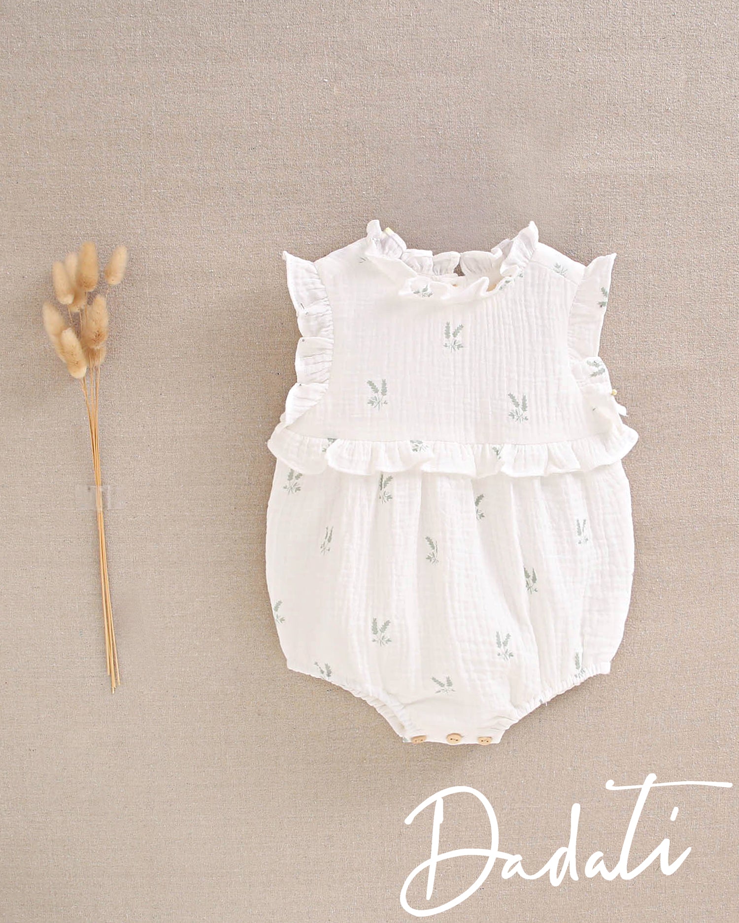 Ranita bebé niña blanca con flores verdes