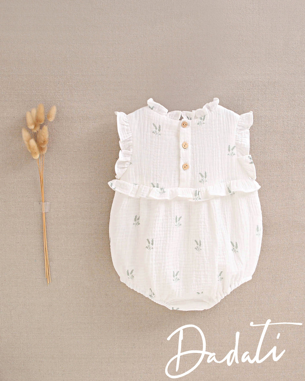 Ranita bebé niña blanca con flores verdes