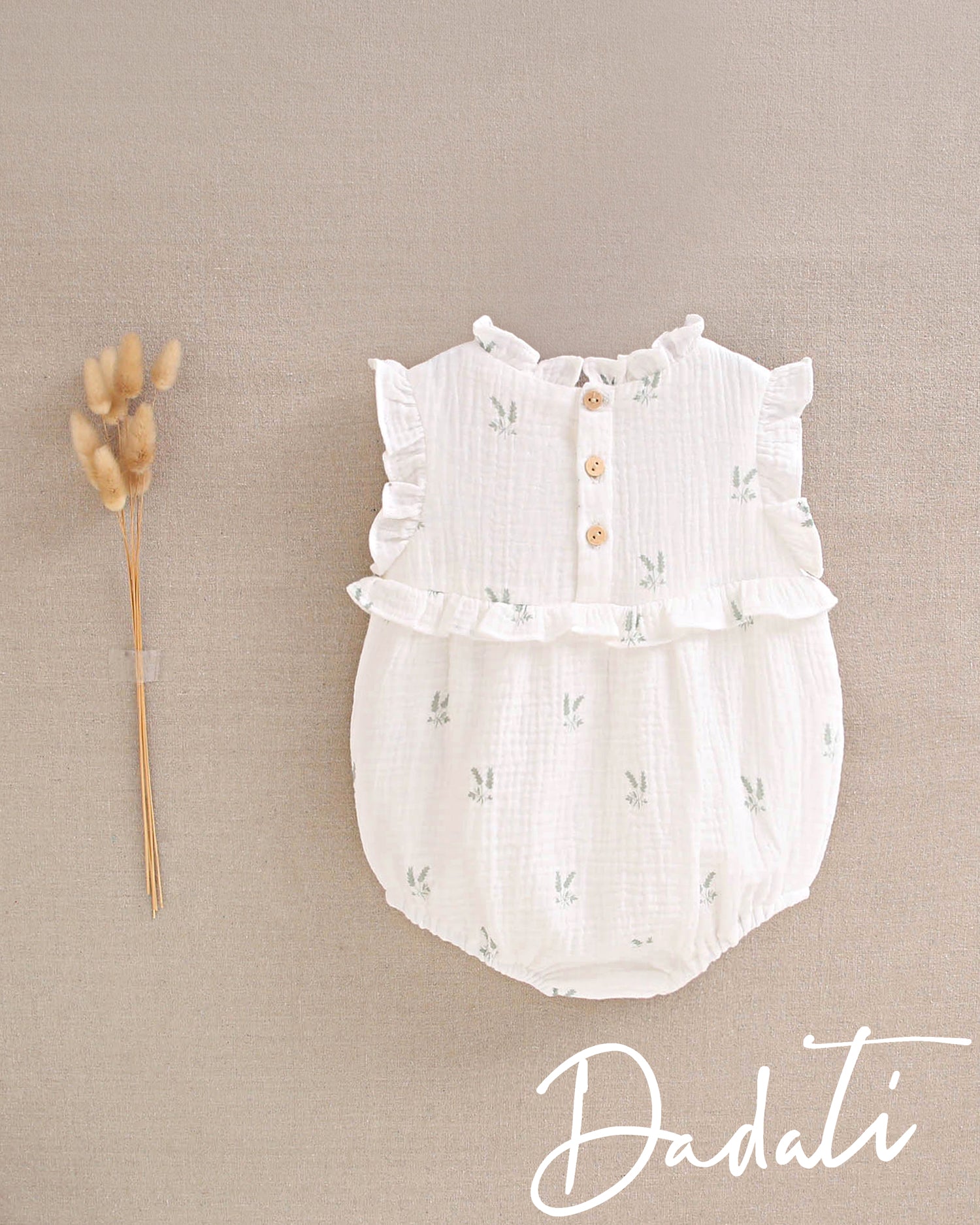 Ranita bebé niña blanca con flores verdes