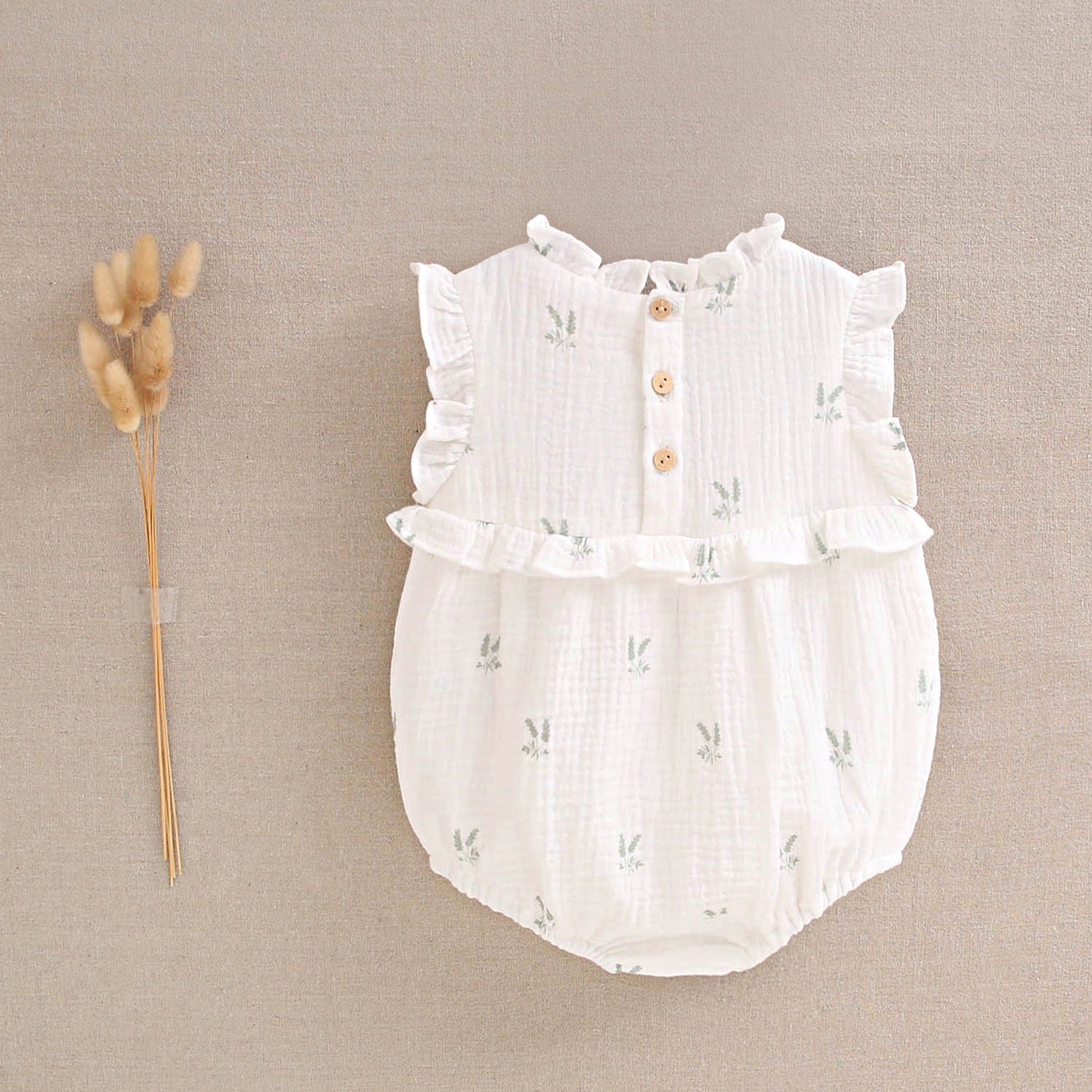 Ranita bebé niña crudo con estampado de ramas verde pastel