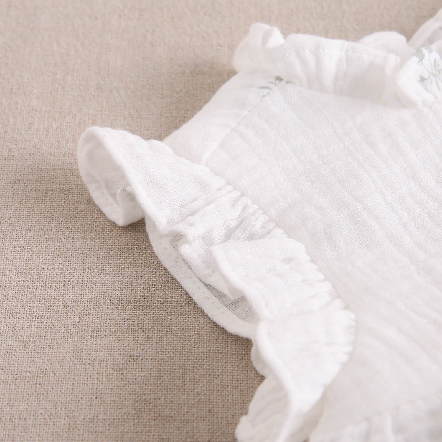 Ranita bebé niña crudo con estampado de ramas verde pastel