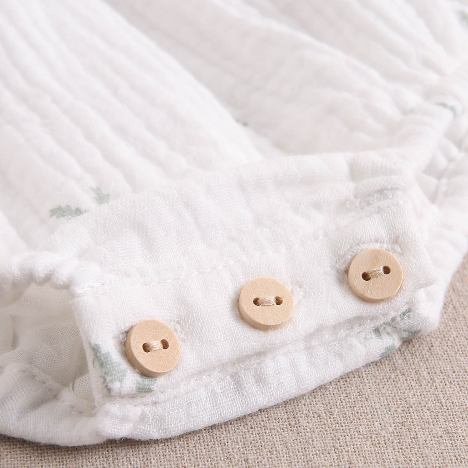 Ranita bebé niña crudo con estampado de ramas verde pastel