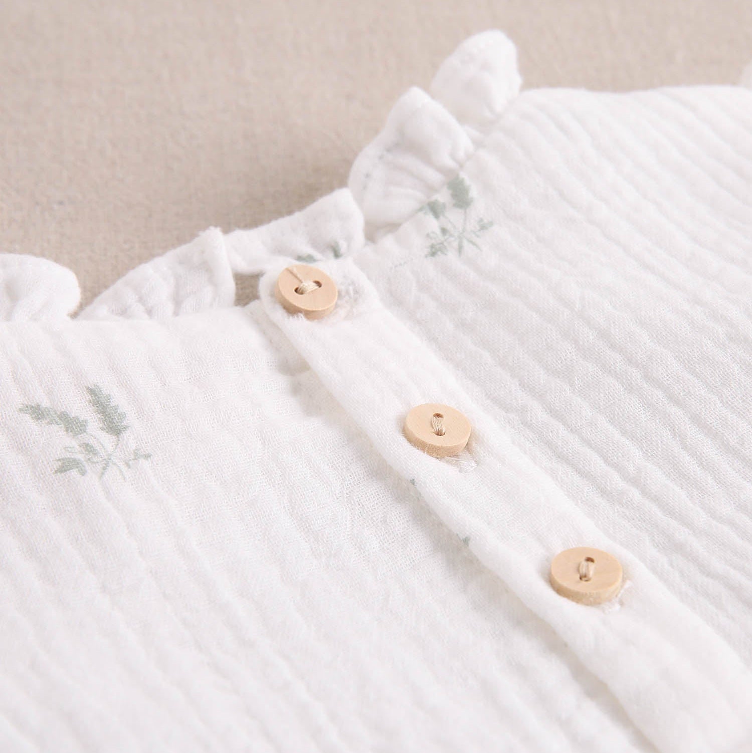 Ranita bebé niña crudo con estampado de ramas verde pastel