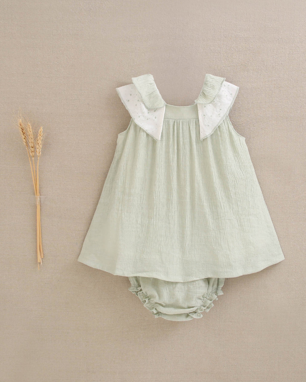 Vestido de bebé niña verde pastel con volantes blancos de estrellas en tirantes