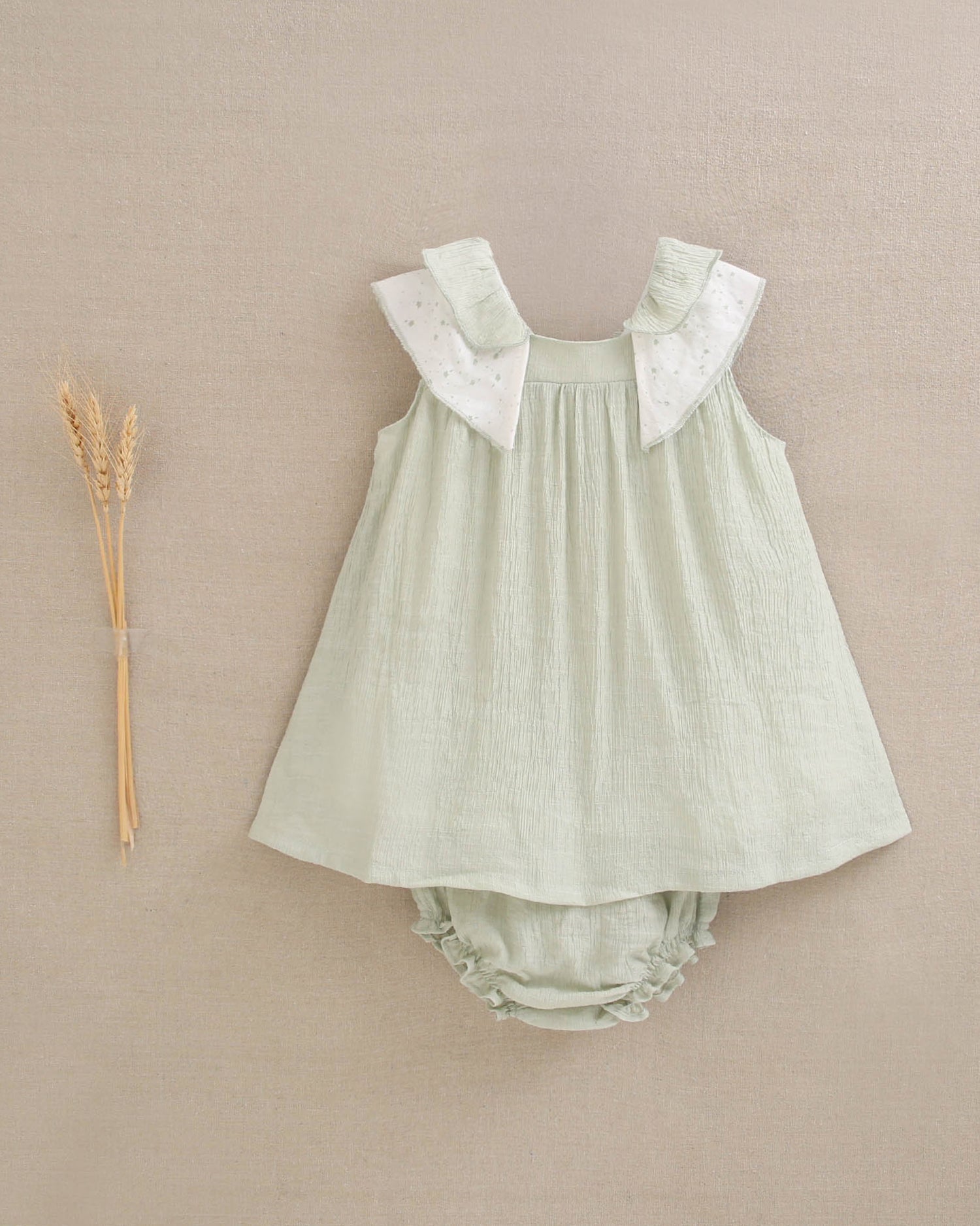 Vestido de bebé niña verde pastel con volantes blancos de estrellas en tirantes