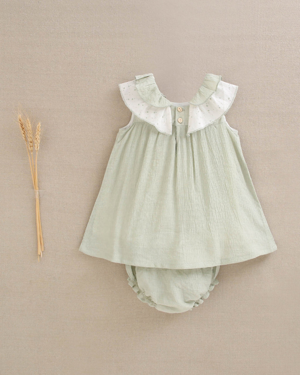 Vestido de bebé niña verde pastel con volantes blancos de estrellas en tirantes