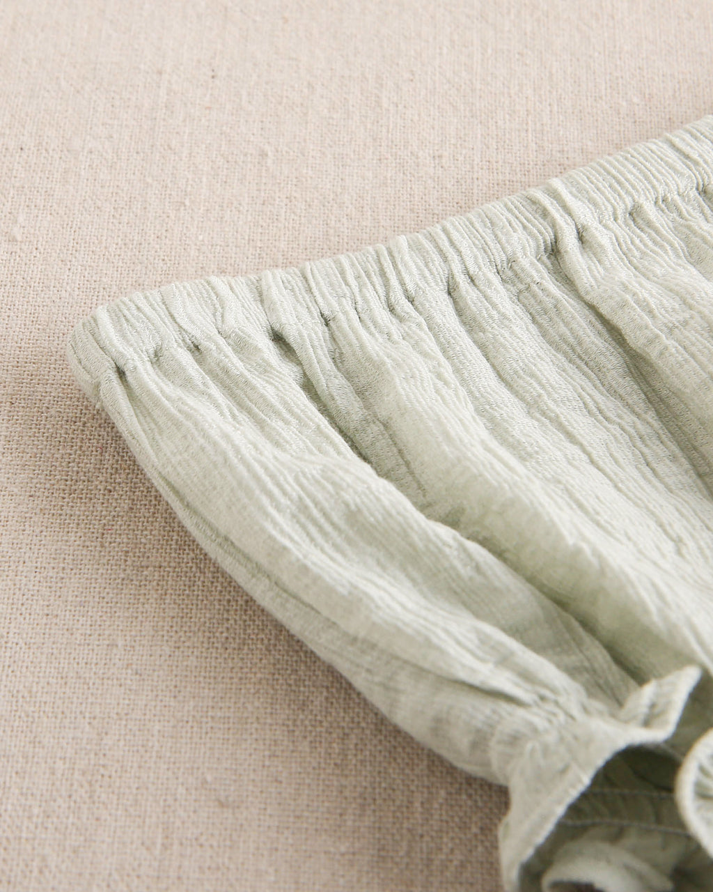 Vestido de bebé niña verde pastel con volantes blancos de estrellas en tirantes