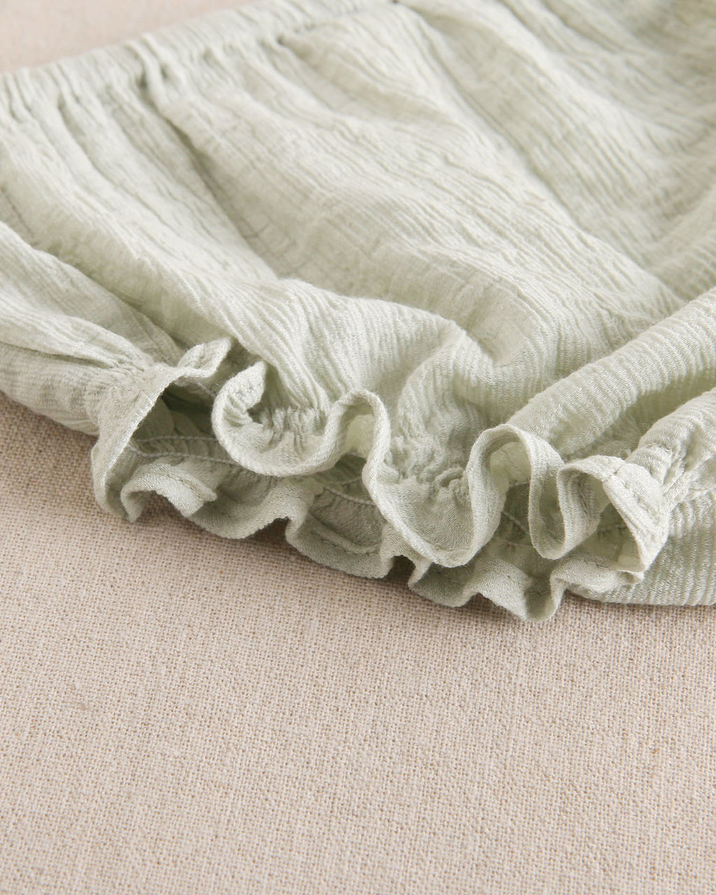 Vestido de bebé niña verde pastel con volantes blancos de estrellas en tirantes