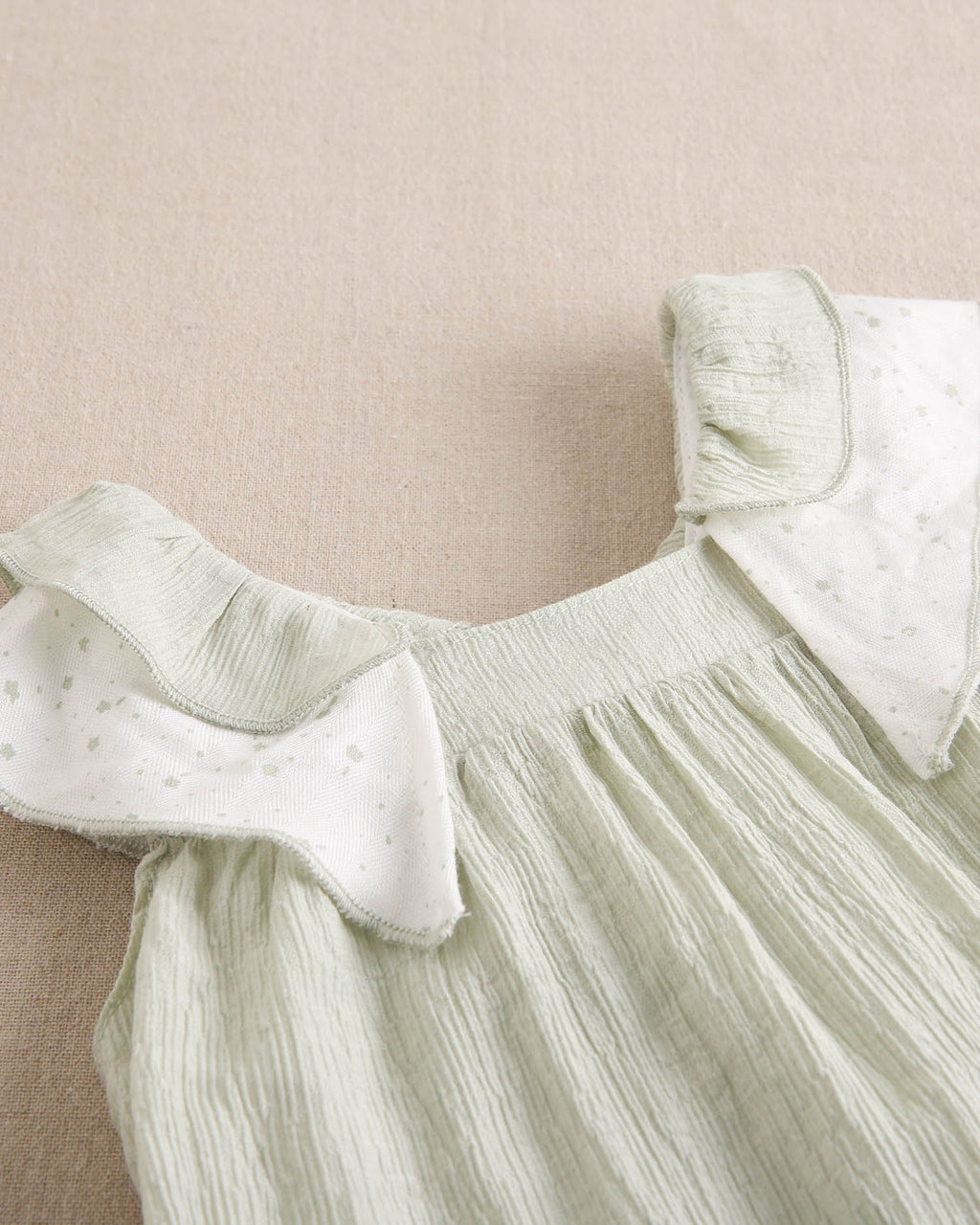 Vestido de bebé niña verde pastel con volantes blancos de estrellas en tirantes