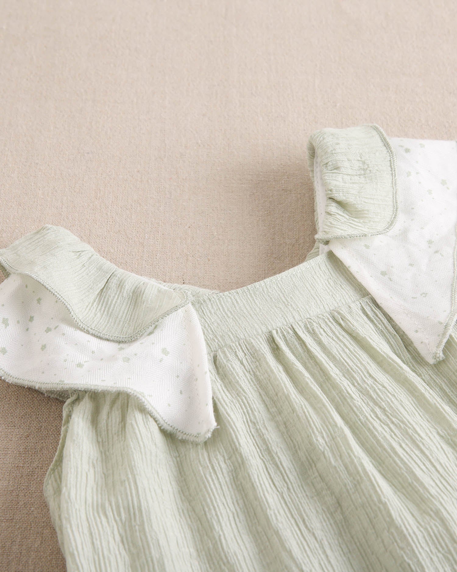 Vestido de bebé niña verde pastel con volantes blancos de estrellas en tirantes