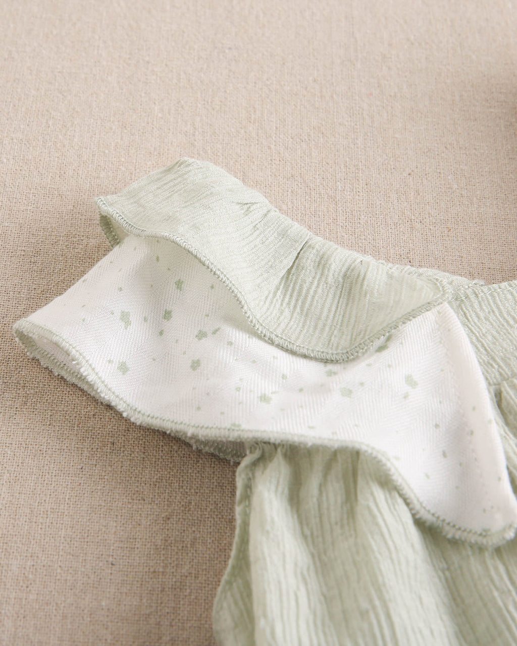 Vestido de bebé niña verde pastel con volantes blancos de estrellas en tirantes