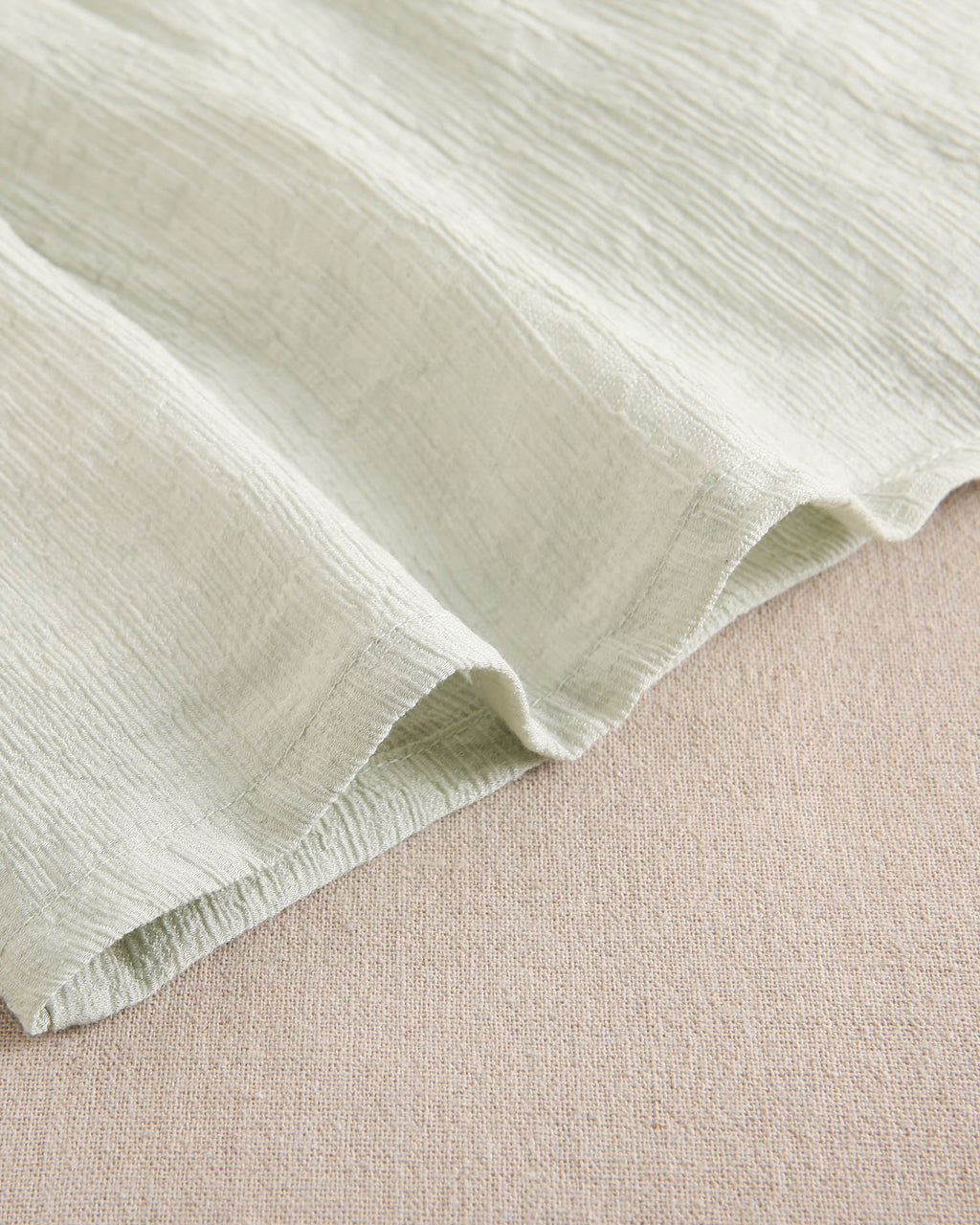 Vestido de bebé niña verde pastel con volantes blancos de estrellas en tirantes