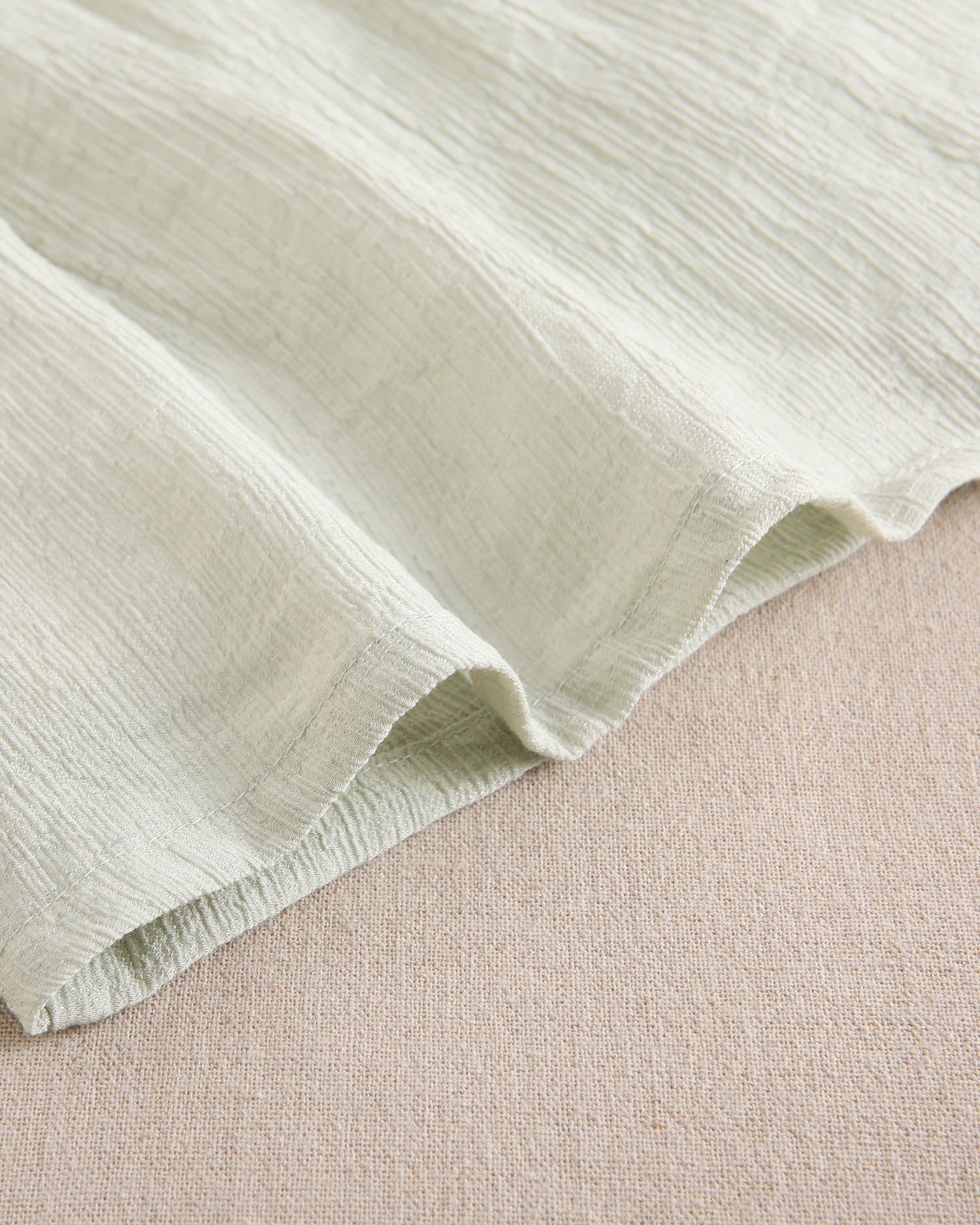 Vestido de bebé niña verde pastel con volantes blancos de estrellas en tirantes