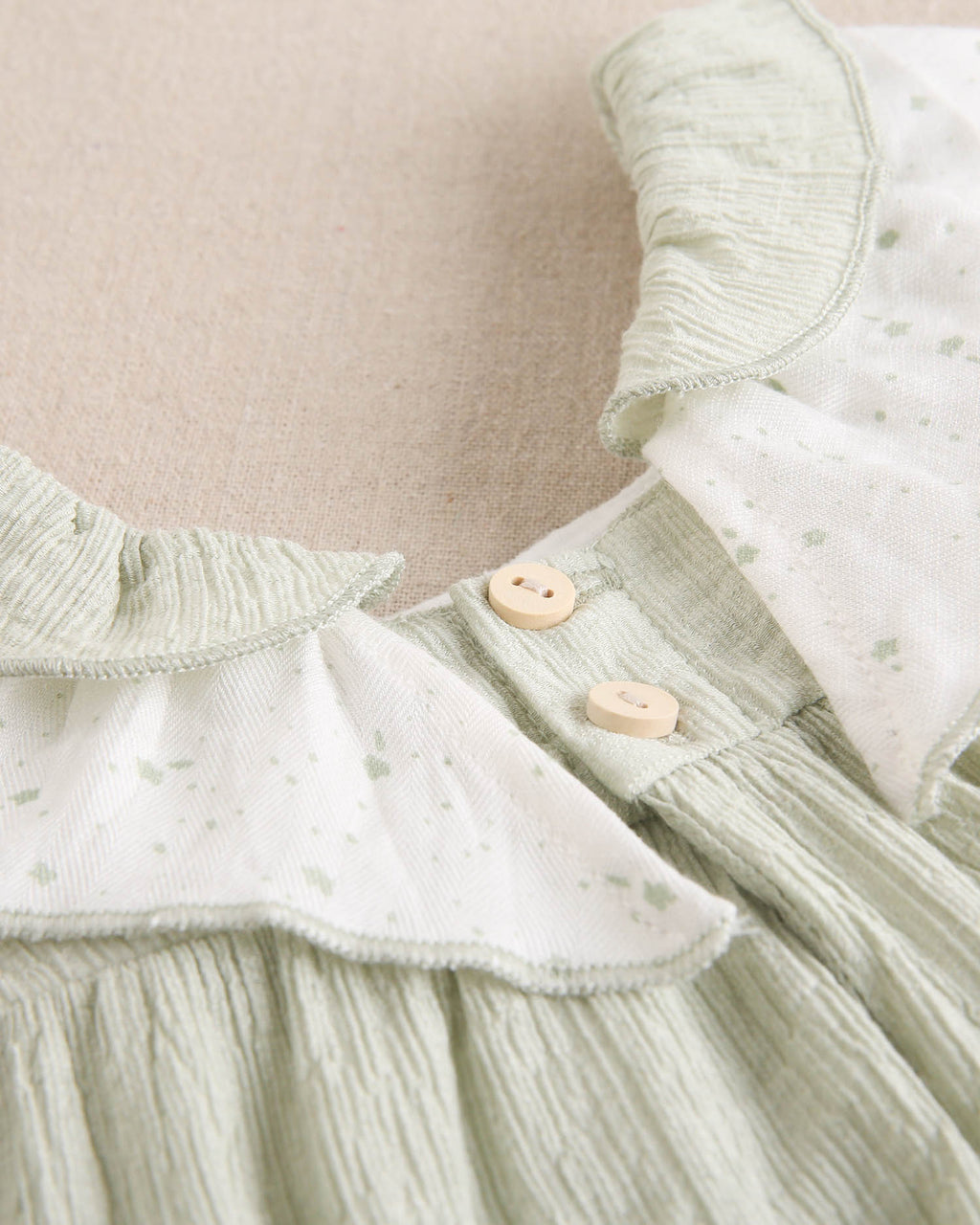 Vestido de bebé niña verde pastel con volantes blancos de estrellas en tirantes