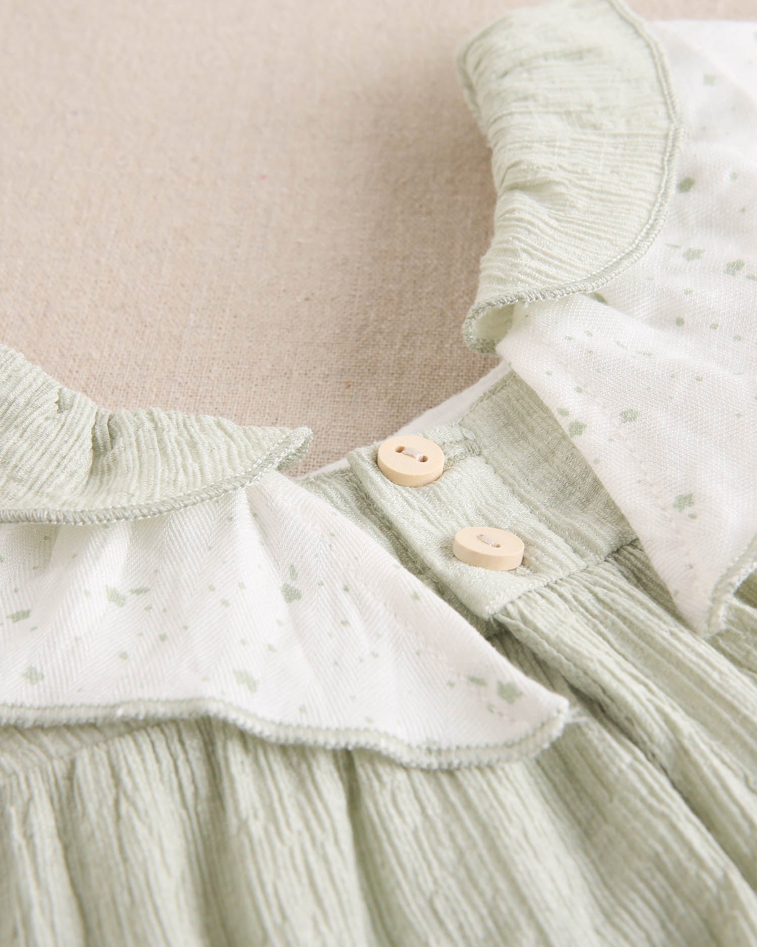 Vestido de bebé niña verde pastel con volantes blancos de estrellas en tirantes