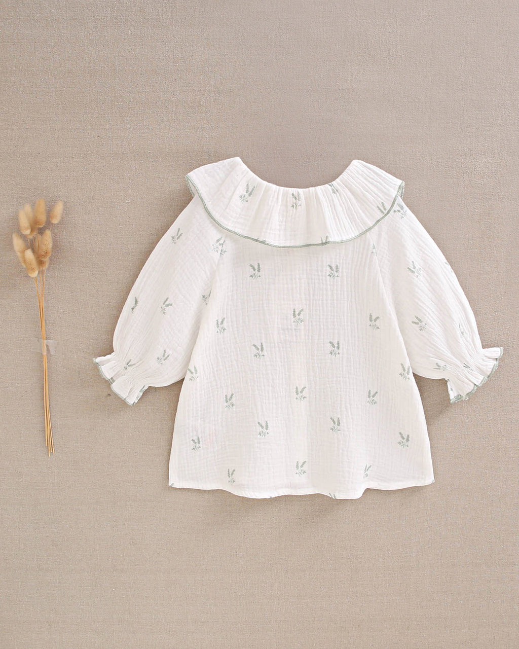 Blusa niña de muselina crudo con estampado de ramas verde pastel y cuello volante