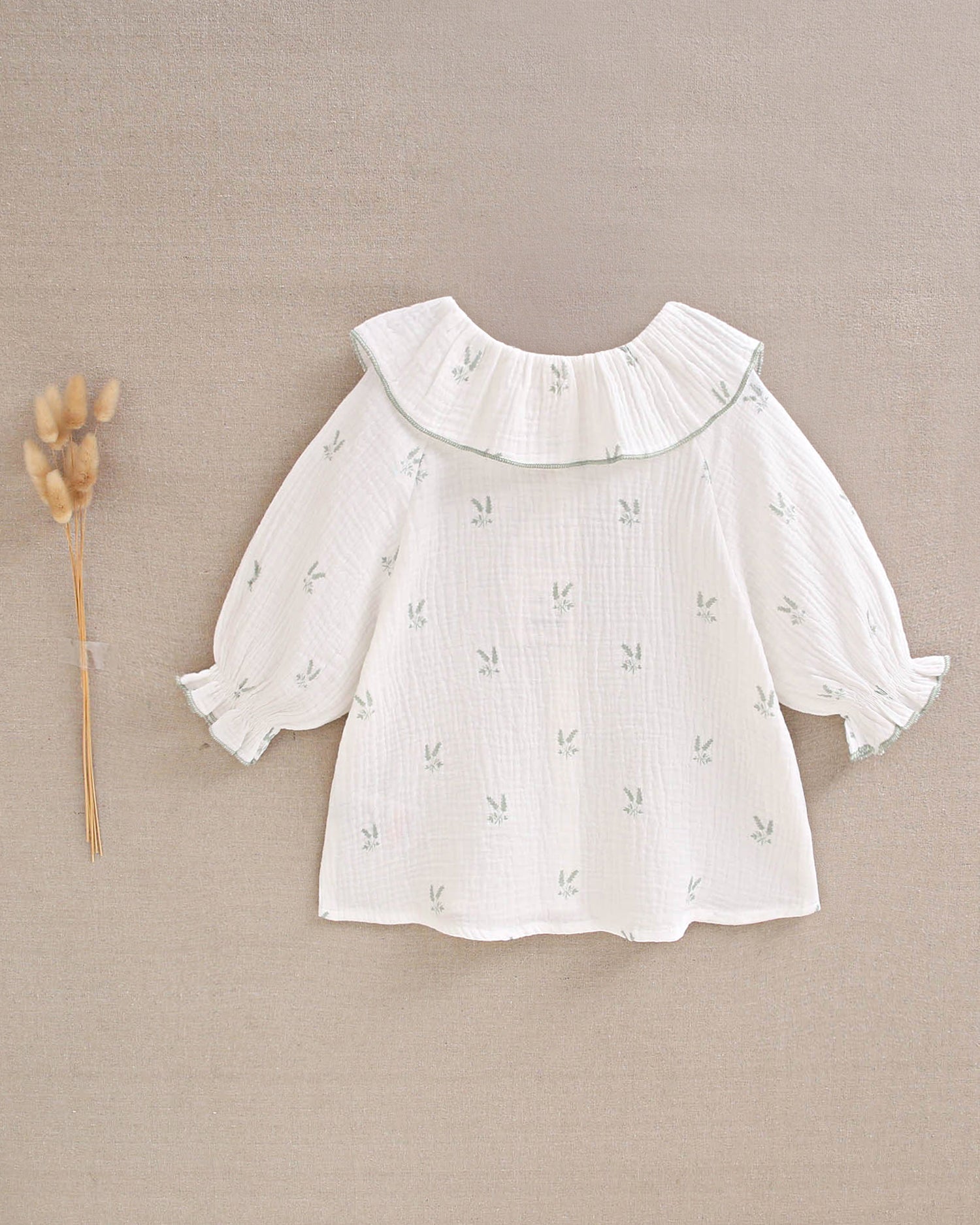 Blusa niña de muselina crudo con estampado de ramas verde pastel y cuello volante