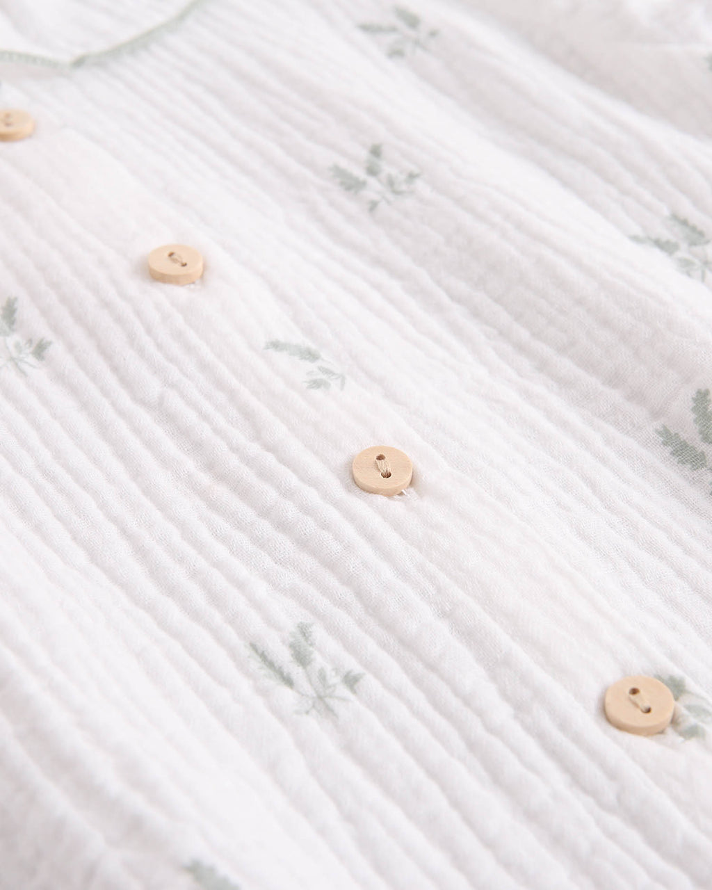 Blusa niña de muselina crudo con estampado de ramas verde pastel y cuello volante