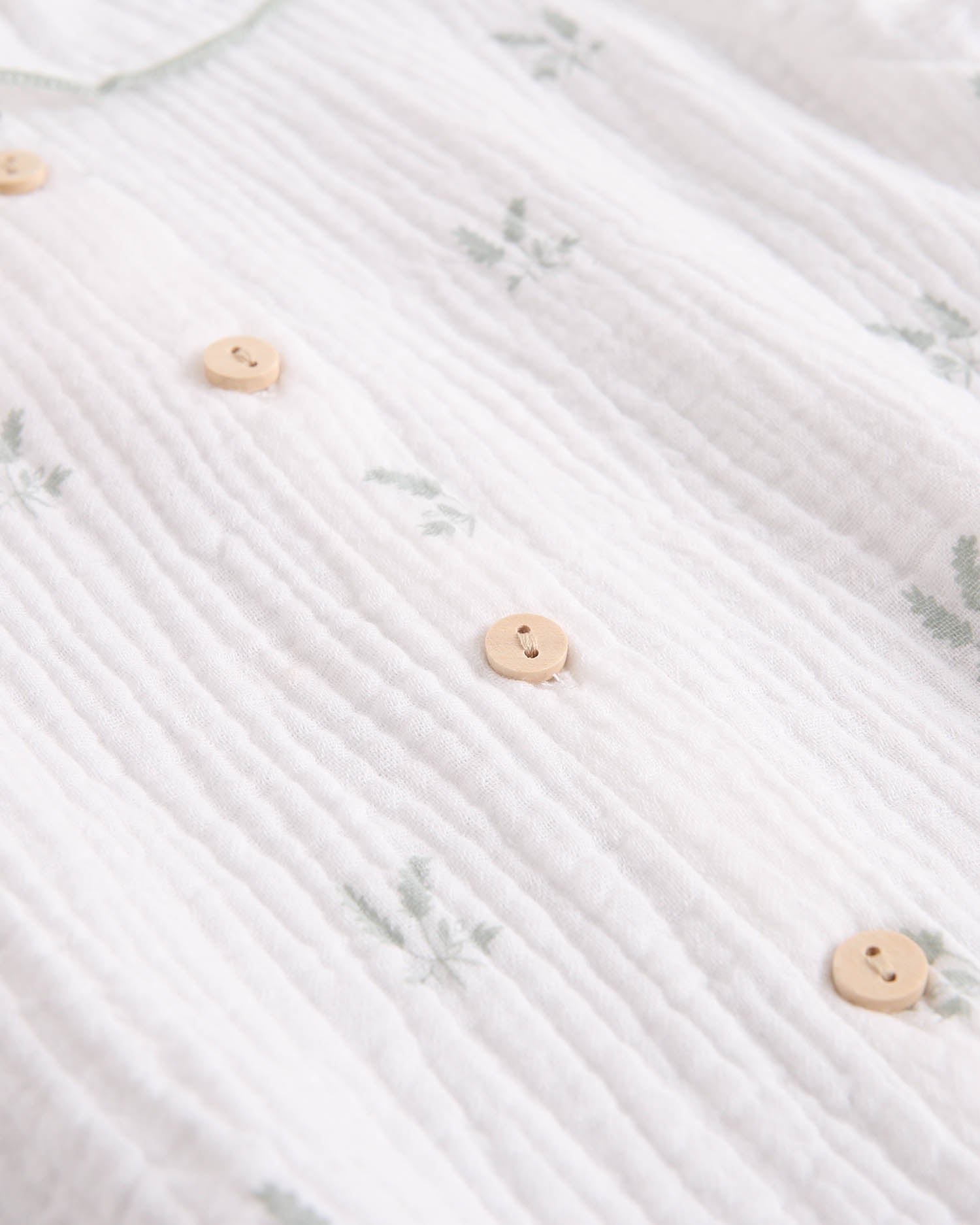 Blusa niña de muselina crudo con estampado de ramas verde pastel y cuello volante