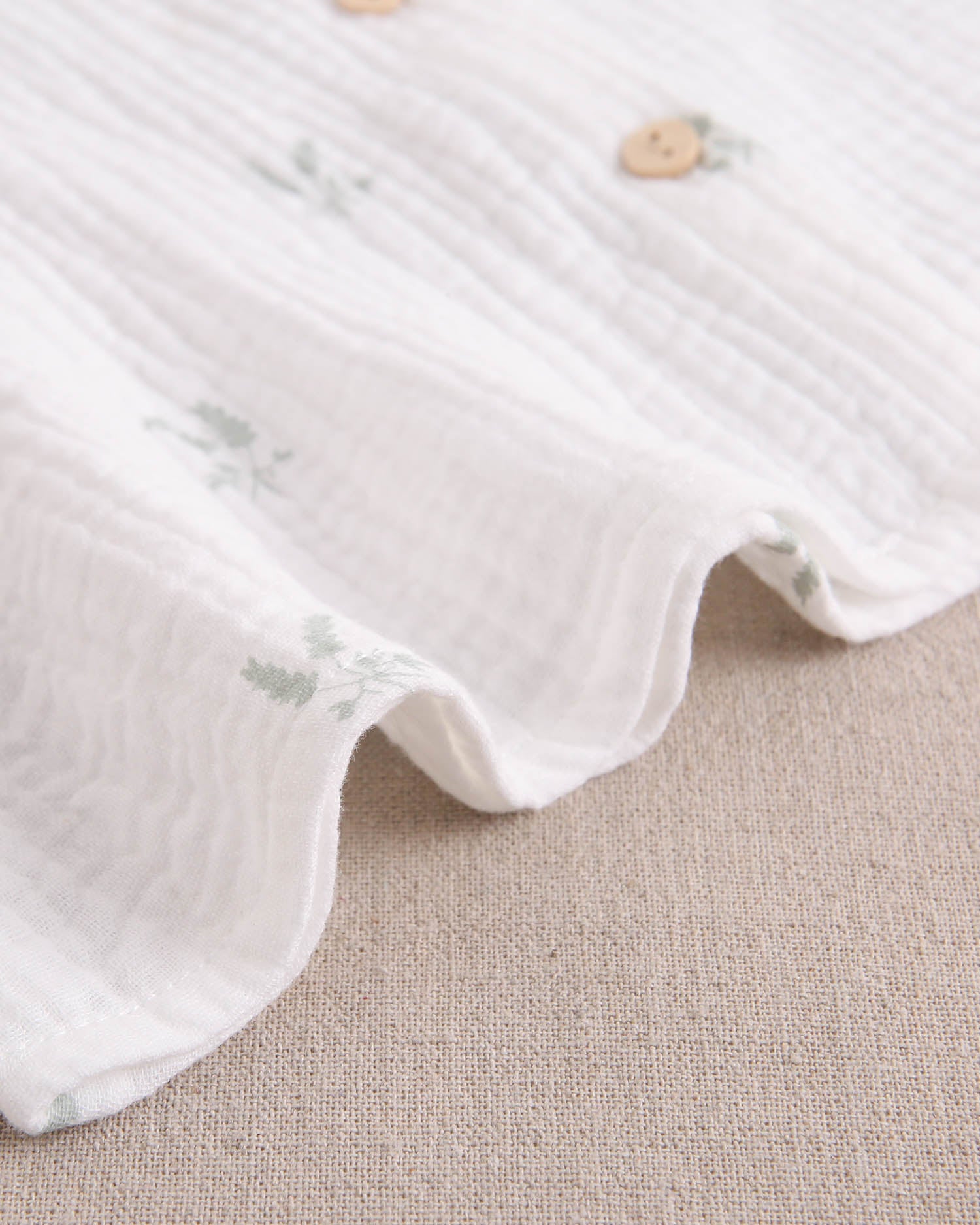 Blusa niña de muselina crudo con estampado de ramas verde pastel y cuello volante