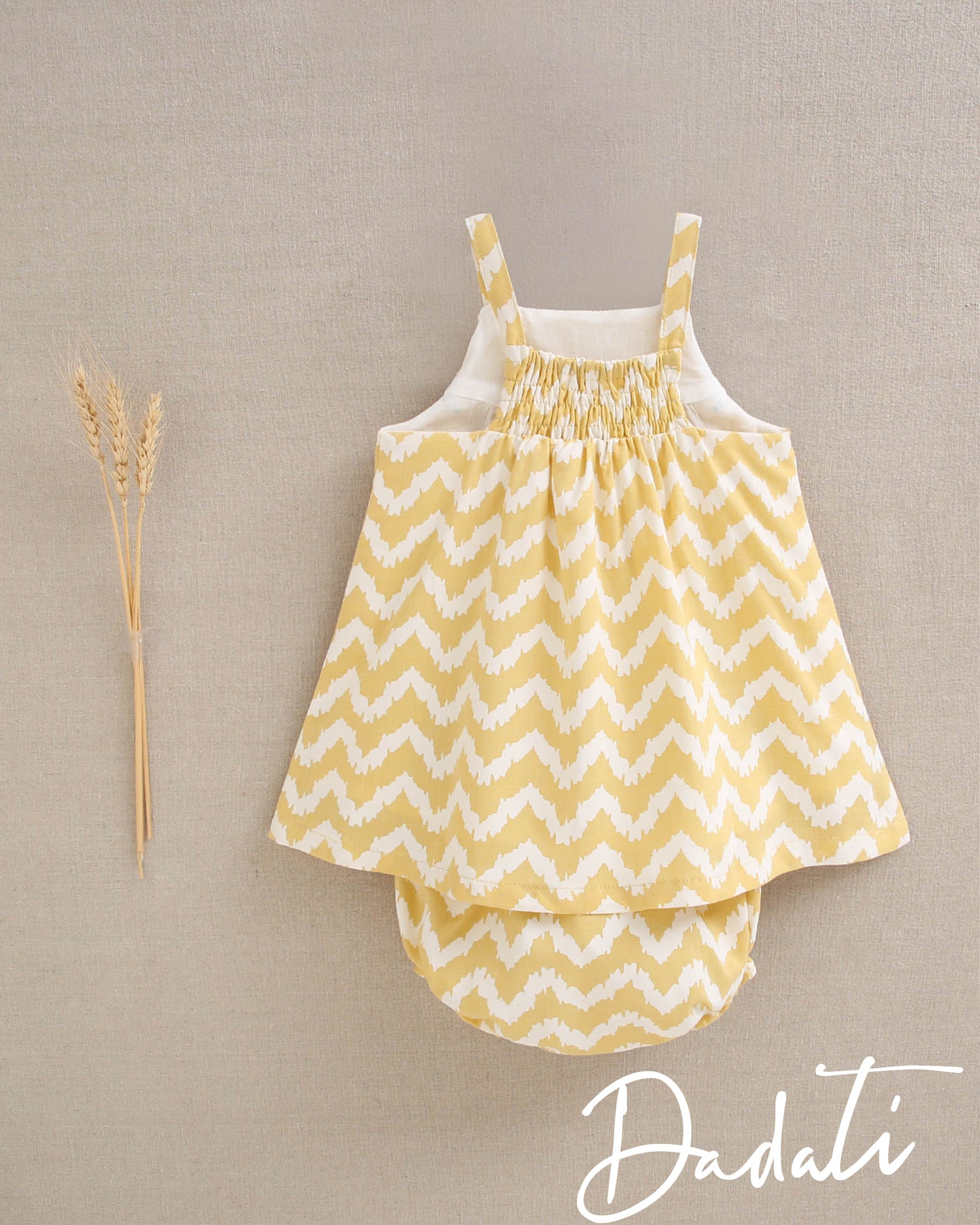 Vestido bebé niña amarillo con zigzag blanco
