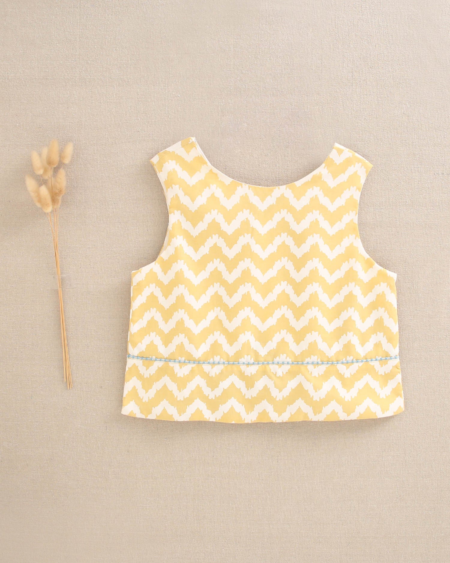 Blusa niña en zigzag mostaza y blanco con turquesa