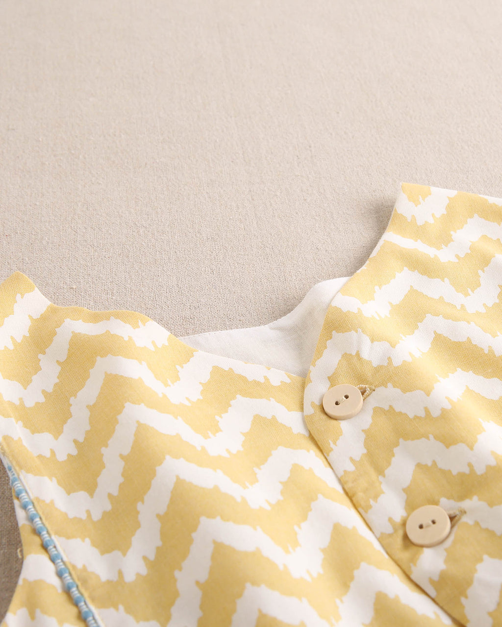 Blusa niña en zigzag mostaza y blanco con turquesa