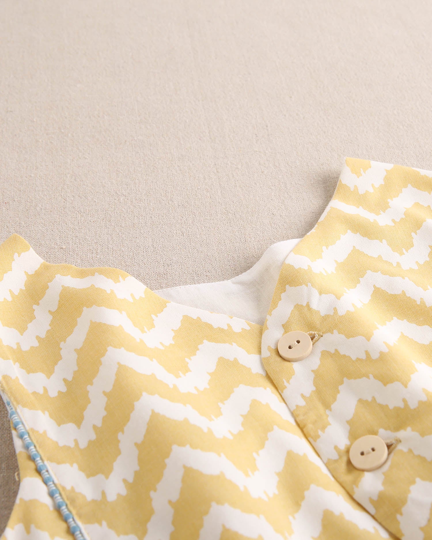 Blusa niña en zigzag mostaza y blanco con turquesa