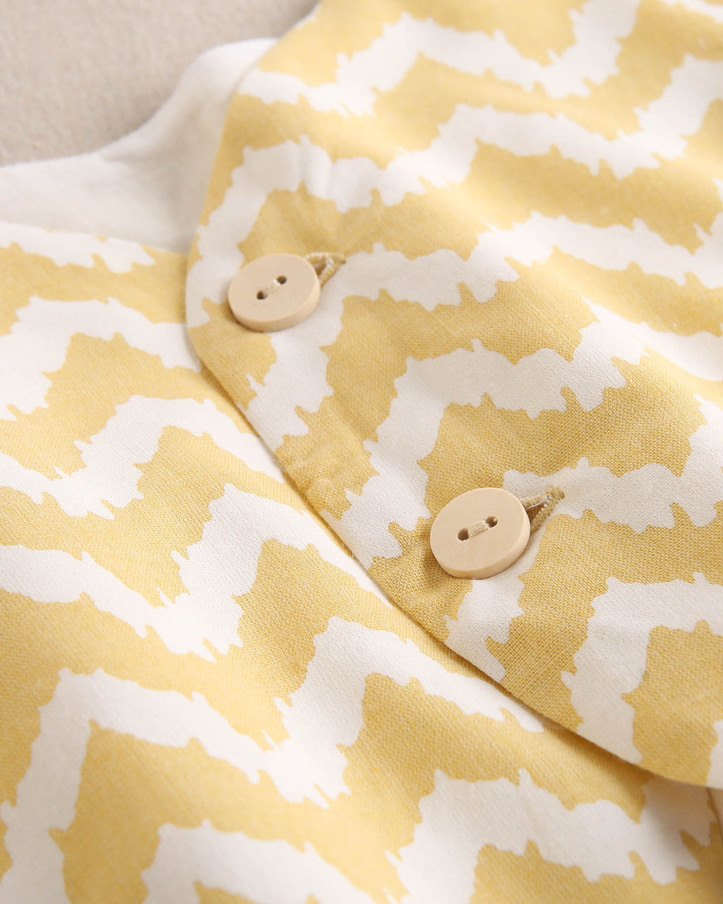 Blusa niña en zigzag mostaza y blanco con turquesa