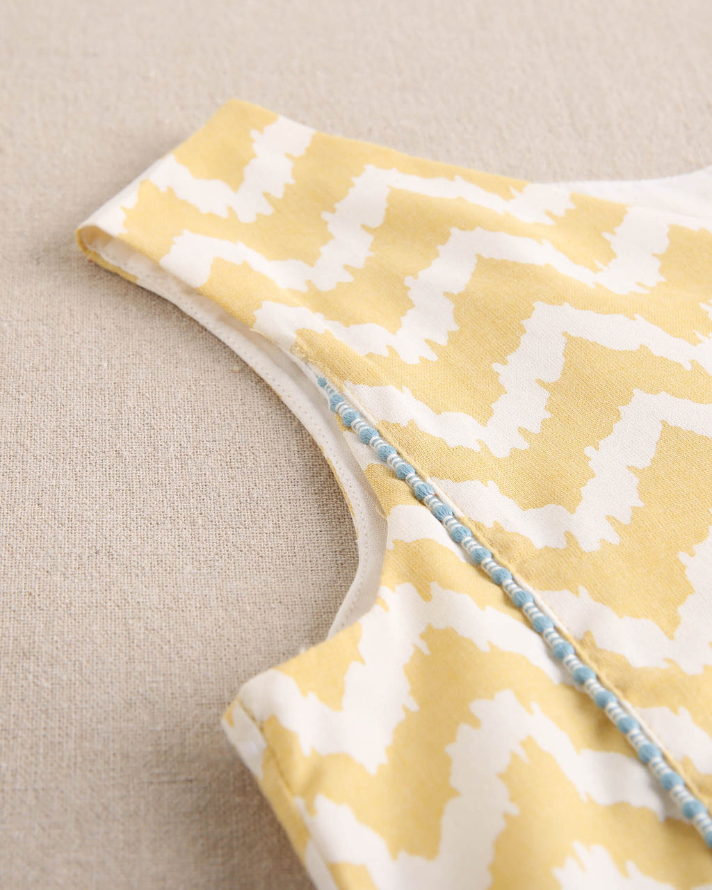 Blusa niña en zigzag mostaza y blanco con turquesa