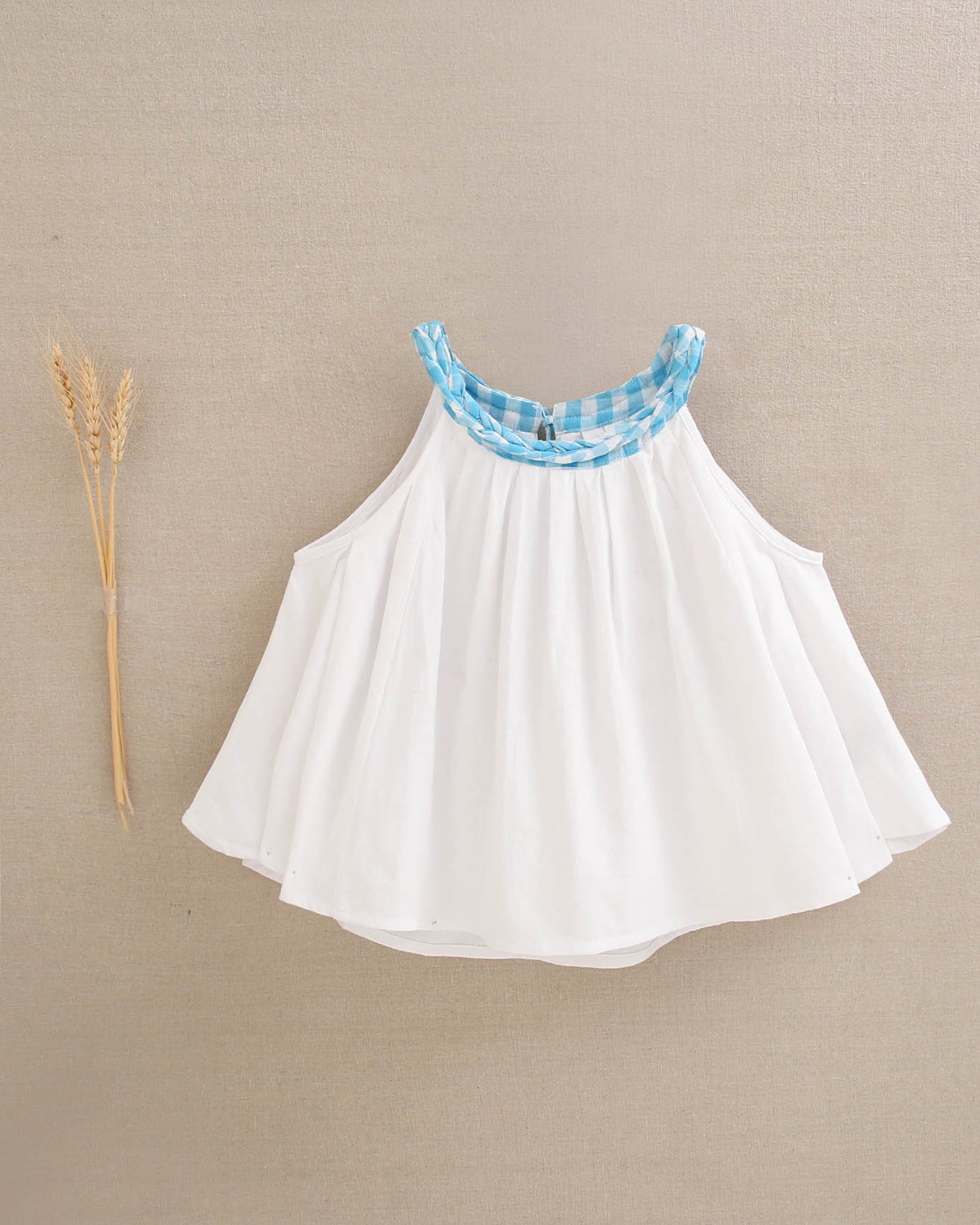 Blusa niña blanca con cuello halter trenzado vichy turquesa