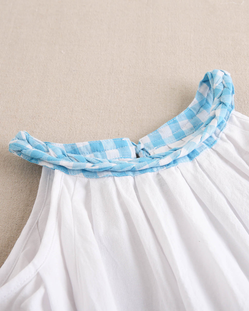Blusa niña blanca con cuello halter trenzado vichy turquesa