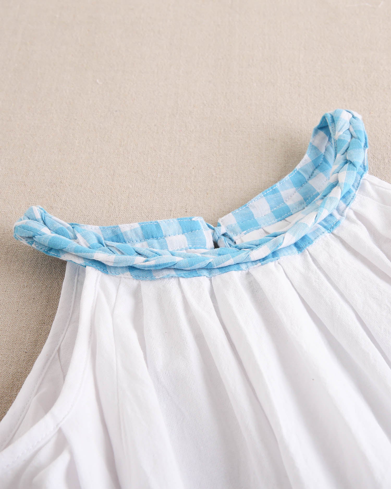 Blusa niña blanca con cuello halter trenzado vichy turquesa