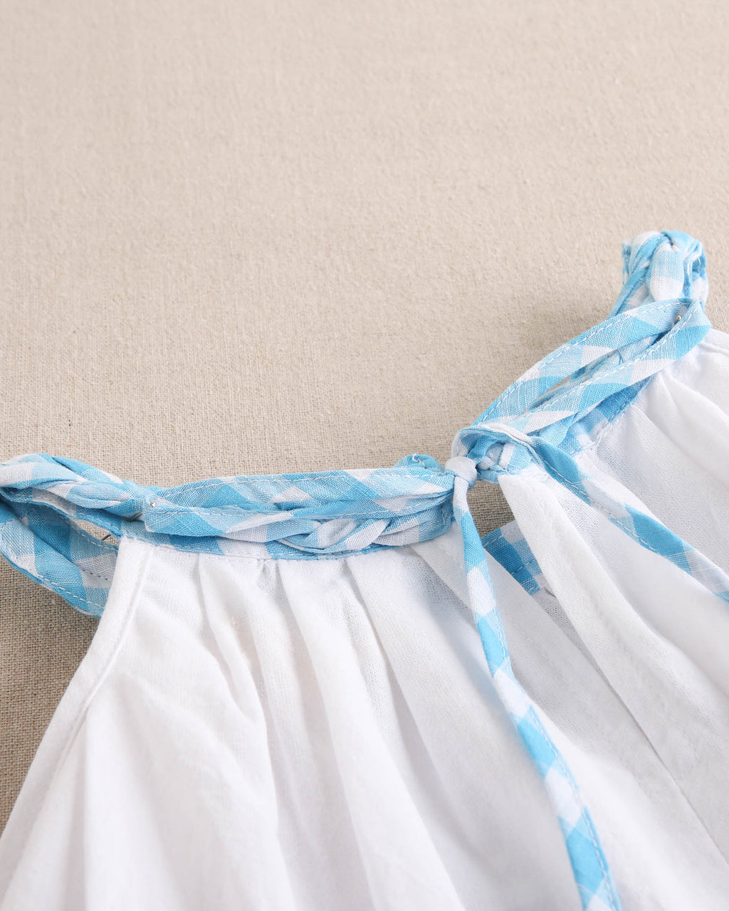 Blusa niña blanca con cuello halter trenzado vichy turquesa