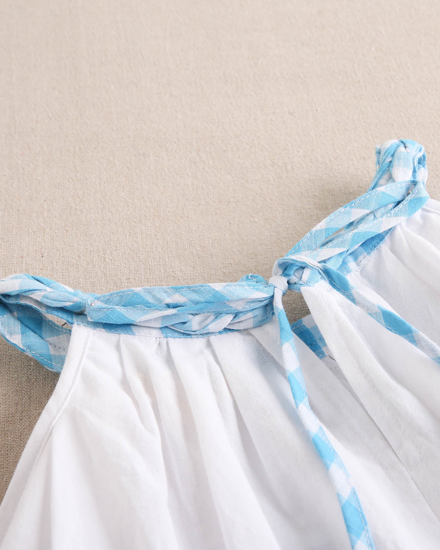 Blusa niña blanca con cuello halter trenzado vichy turquesa