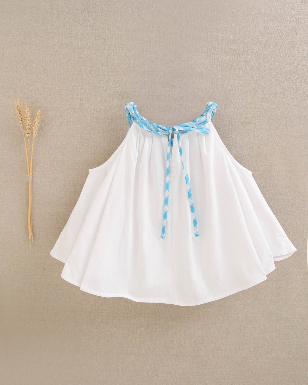 Blusa niña blanca con cuello halter trenzado vichy turquesa