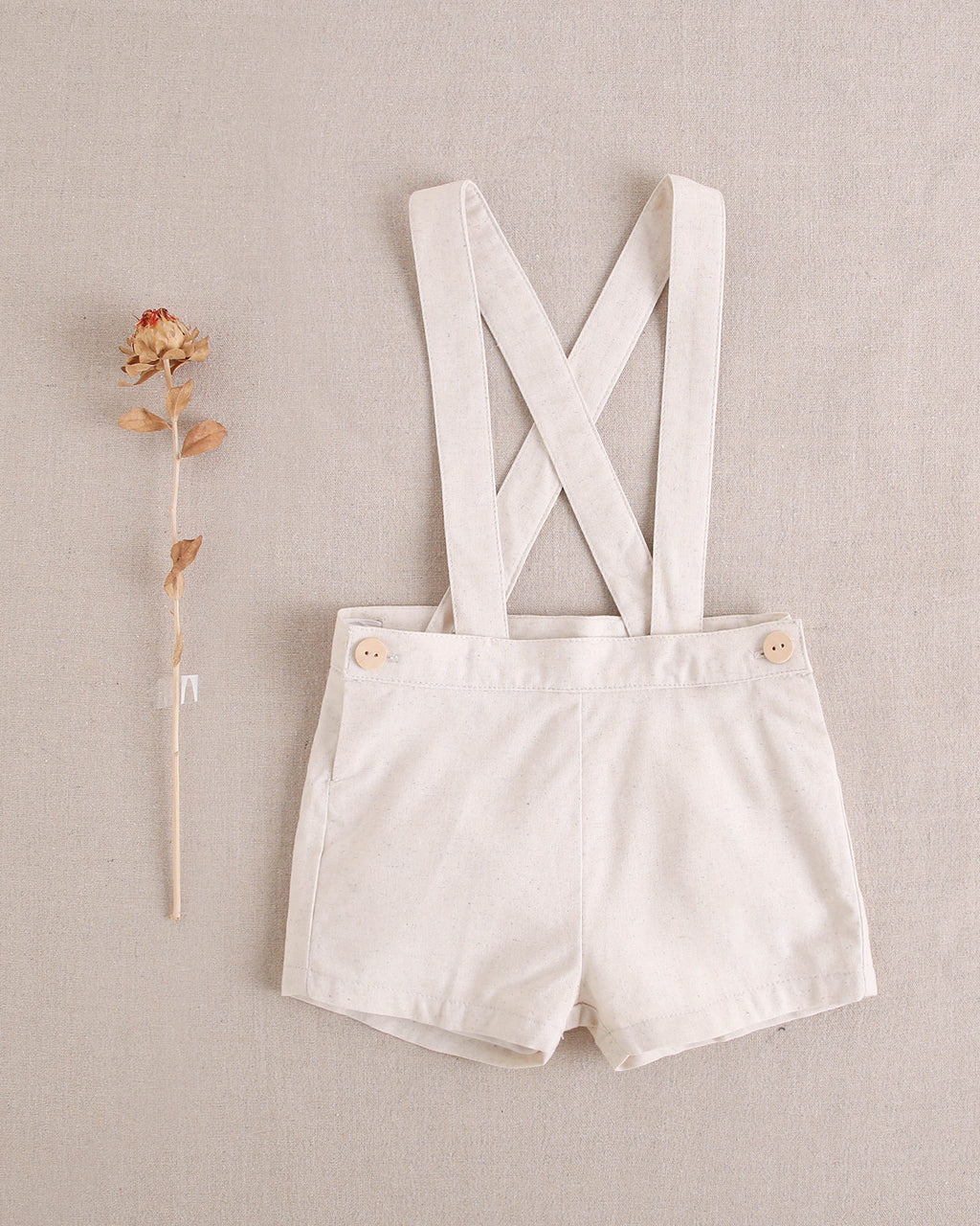 Short bebé niño marrón clarito con tirantes cruzados