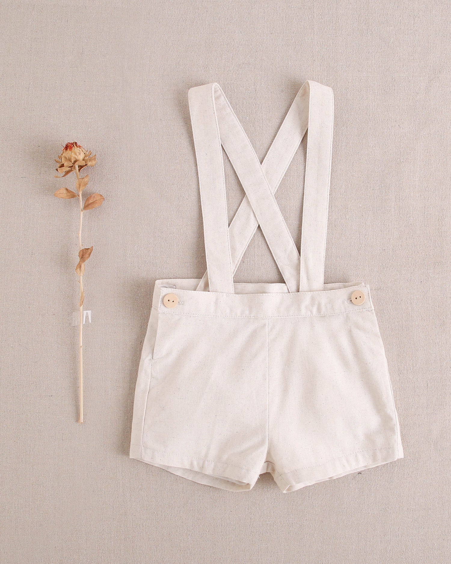 Short bebé niño marrón clarito con tirantes cruzados